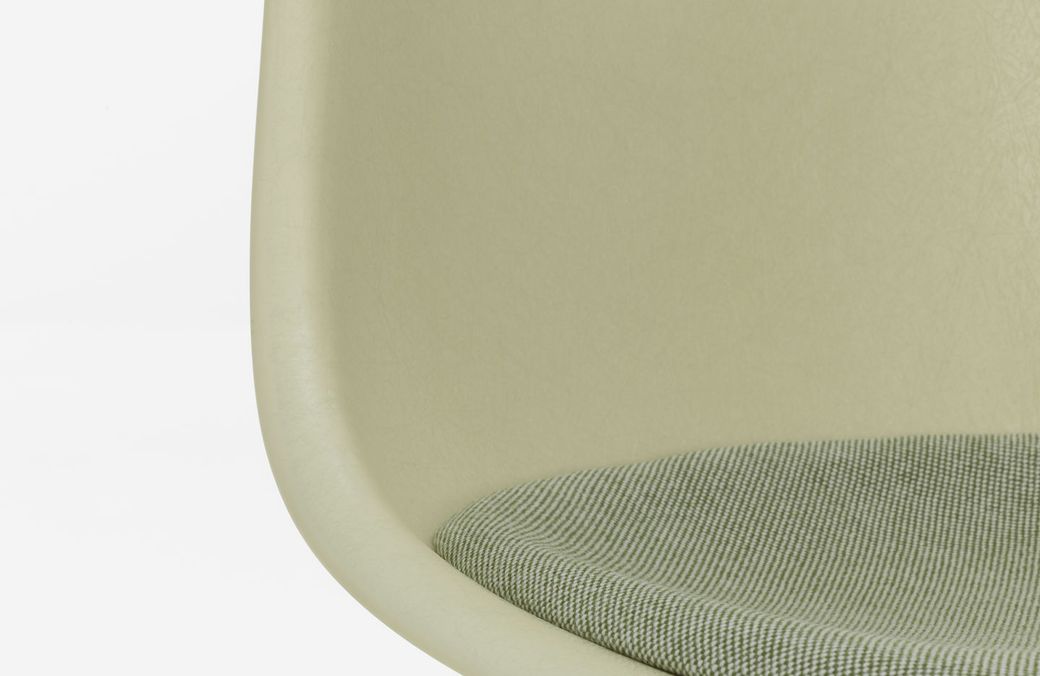 Eames Fiberglass Side Chair DSW