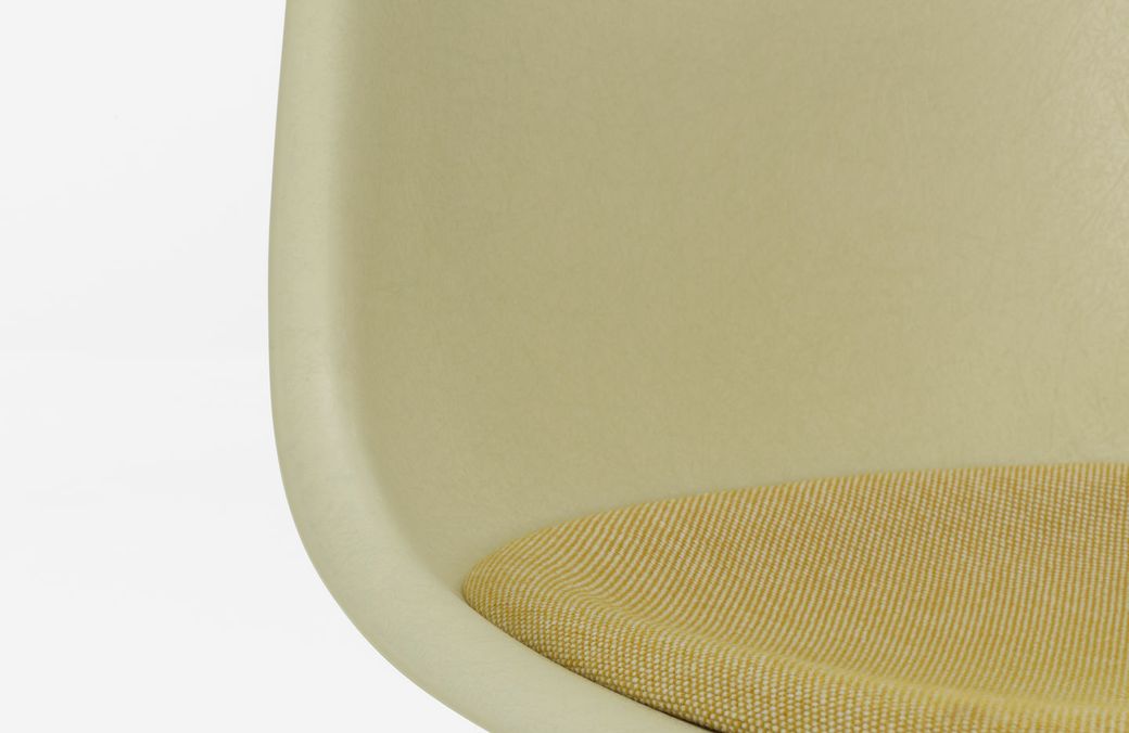 Eames Fiberglass Side Chair DSR