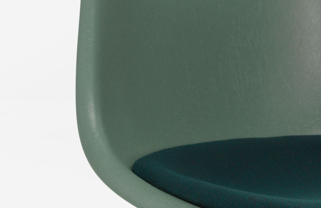 Eames Fiberglass Side Chair DSW