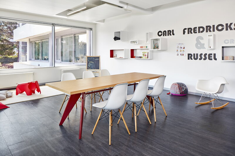 Vitra EM Table 200 x 90 cm, natural oak - Japanese red | One52 Furniture