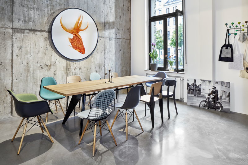 Vitra EM Table 240 x 90 cm, natural oak - deep black | One52 Furniture
