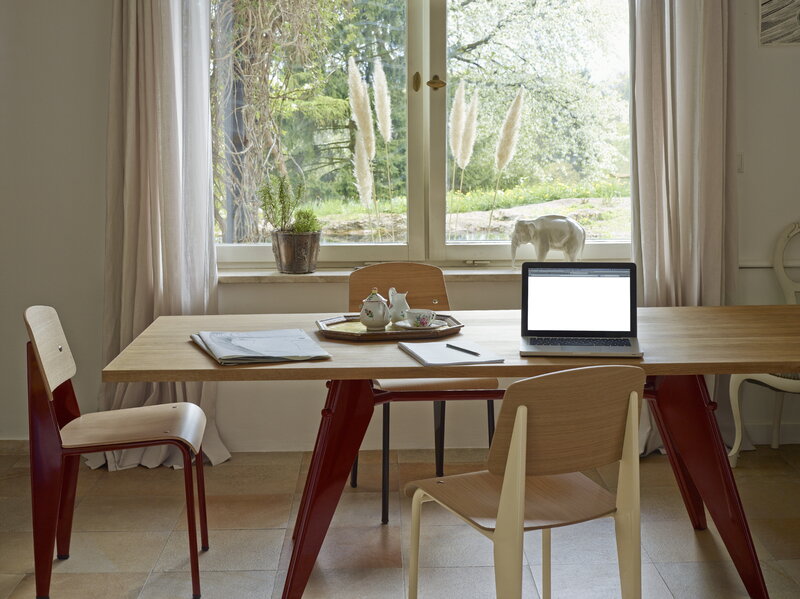 Vitra EM Table 200 x 90 cm, natural oak - Japanese red | One52 Furniture