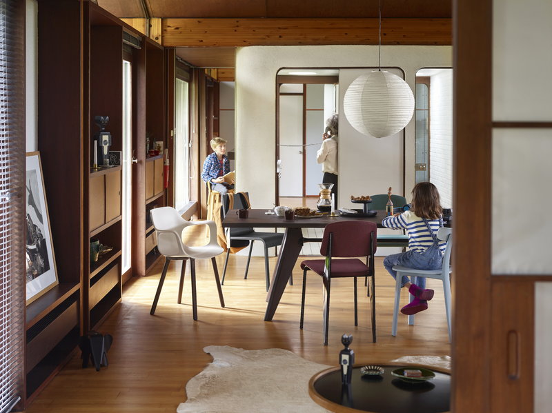 Vitra EM Table 240 x 90 cm, dark oak- Prouvé Blanc Colombe | One52 Furniture