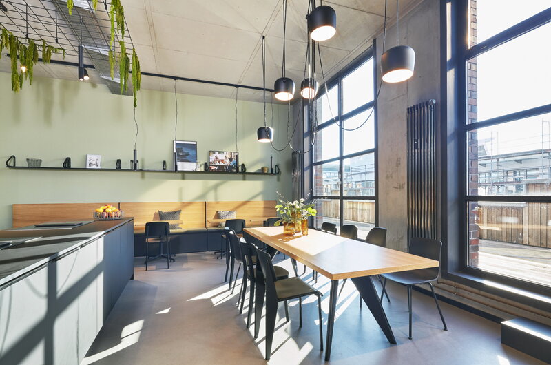 Vitra EM Table 240 x 90 cm, natural oak - deep black | One52 Furniture