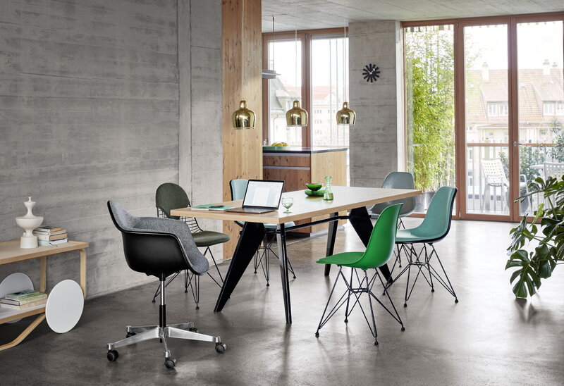 Vitra EM Table 240 x 90 cm, natural oak - deep black | One52 Furniture