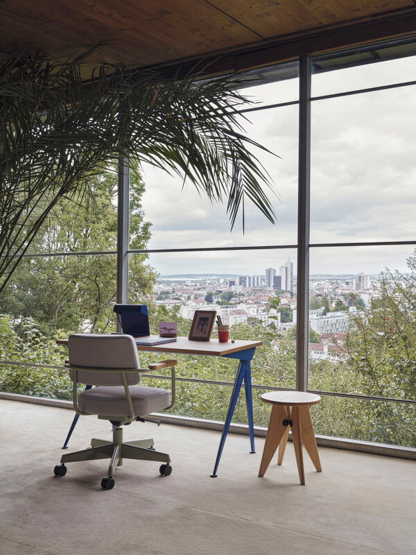 Vitra Lampe de Bureau table lamp, Prouvé Bleu Marcoule | One52 Furniture
