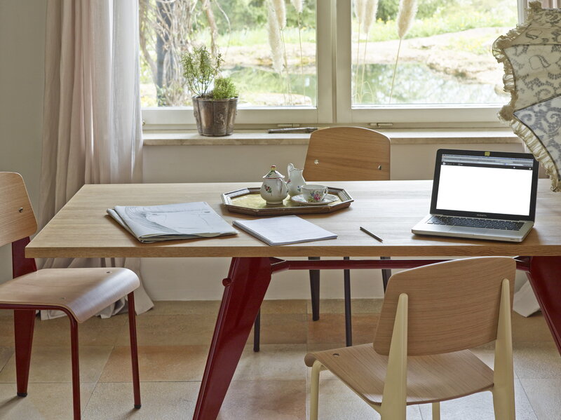 Vitra EM Table 200 x 90 cm, natural oak - Japanese red | One52 Furniture